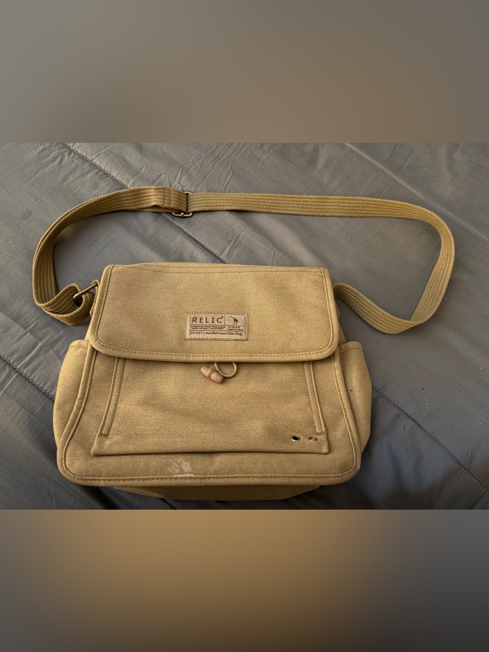 Relic women’s Canvas Messenger Bag in Khaki